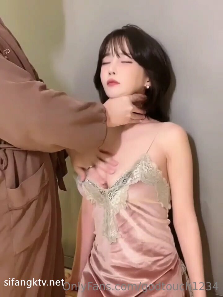 ??挑战全网最纯欲的美少女??：眼镜、黑丝袜、红色睡衣，蕾丝内裤，极致诱惑