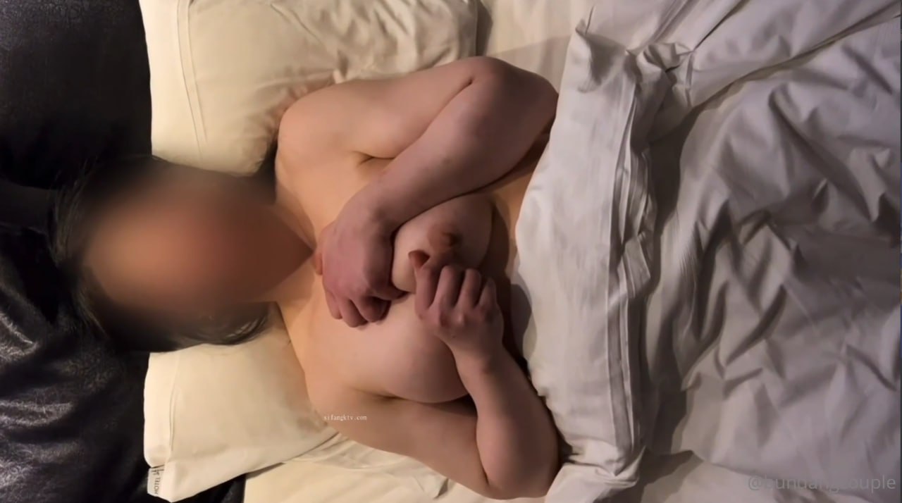一个温柔的小女人深夜陪狼友发骚，全程露脸漏着骚奶子互动，道具蹂躏骚穴不停抽插，表情好骚呻吟可射别错过